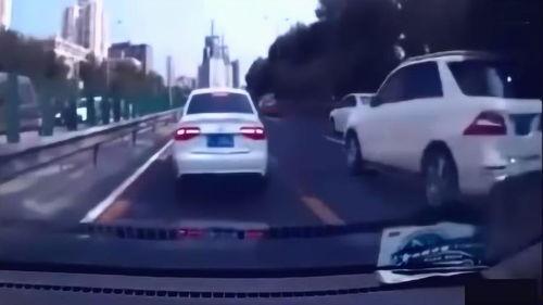 网友爆料奔驰车主恶意别车原视频,网友直呼辣眼  第1张